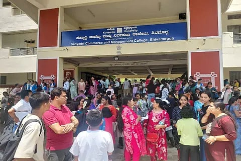 ಶಿವಮೊಗ್ಗ ಸಹ್ಯಾದ್ರಿ ವಾಣಿಜ್ಯ ಮತ್ತು ನಿರ್ವಹಣಾ ಕಾಲೇಜಿನಲ್ಲಿ ಸಂಗೀತ ಮತ್ತು ಪ್ರದರ್ಶಕ ಕಲೆಗಳ ಪರೀಕ್ಷೆಗೆ ಹಾಜರಾಗಿದ್ದ ವಿದ್ಯಾರ್ಥಿಗಳು.