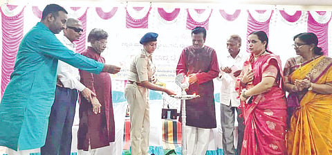 ಕಲಬುರಗಿ ಗಂಧರ್ವ ಸಾಂಸತಿಕ ಕಲಾ ಸಂಸ್ಥೆ ಬುಧವಾರ ಆಯೋಜಿಸಿದ್ದ ಗಾಯನ ವಾದ್ಯ ವೈಭವ ಸಾಂಸ್ಕೃತಿಕ ಕಾರ್ಯಕ್ರಮವನ್ನು ಪಿಎಸ್​ಐ ಅಂಬಿಕಾ ಎಚ್​.ಕೆ ಉದ್ಘಾಟಿಸಿದರು. ಡಾ.ಎಂ.ಎಸ್​.ಪಾಟೀಲ್​, ಪಂ.ರೇವಯ್ಯ ವಸದಮಠ, ಪಂ.ಜಯರಾವ್​ ಕುಲಕರ್ಣಿ, ಡಾ.ಶಿವರಾಜ ಶಾಸಿ ಹೆರೂರ್​, ಡಾ.ಛಾಯಾ ಭರತನೂರ, ಷಣ್ಮುಖ ಪಾಟೀಲ, ಕವಿತಾ ಮಠಪತಿ ಇದ್ದರು. 