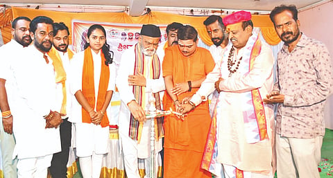 ಕಲಬುರಗಿ ಶಹಾಬಜಾರ್​ ಕಡಗಂಚಿ ಮಠದಲ್ಲಿ ಭಾನುವಾರ ಆಯೋಜಿಸಿದ್ದ ಶ್ರೀರಾಮ ಸೇನೆ ಜಿಲ್ಲಾ ಟಕದ ಉದ್ಘಾಟನೆ, ಪದಾಧಿಕಾರಿಗಳ ಪದಗ್ರಹಣ ಸಮಾರಂಭವನ್ನು ಸಂಸ್ಥಾಪಕ ಅಧ್ಯಕ್ಷ ಪ್ರಮೋದ ಮುತಾಲಿಕ್​ ಉದ್ಘಾಟಿಸಿದರು. ಮಾಶಾಳ ಶ್ರೀ ಮರುಳರಾಧ್ಯ ಸ್ವಾಮೀಜಿ, ದೀಪಕ್​ ನಾತೆ, ನಾಗರಾಜ ಸ್ವಾದಿ, ಶಿವಕುಮಾರ ಸೀರಿ, ರಾಜು ಭವಾನಿ, ಚನ್ನಯ್ಯ ವಸದ ಇತರರಿದ್ದರು.
