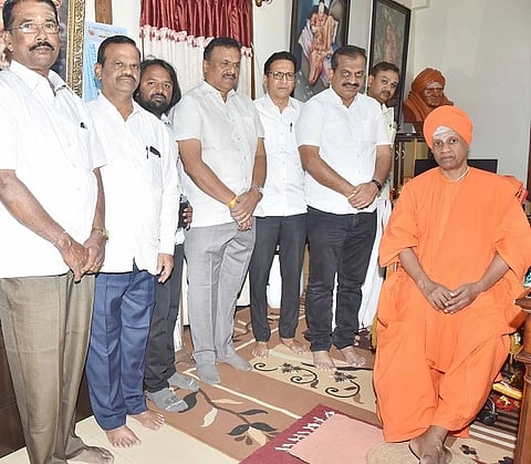 ಆಗ್ನೇಯ ಪದವೀಧರ ಕ್ಷೇತ್ರದ ಬಿಜೆಪಿ ಅಭ್ಯರ್ಥಿ ಕೆ.ಎಂ.ಸುರೇಶ್​ ಸಿದ್ದಗಂಗಾ ಮಠಕ್ಕೆ ಭೇಟಿ ನೀಡಿ ಮಠಾಧ್ಯಕ್ಷ ಸಿದ್ದಲಿಂಗ ಶ್ರೀಗಳ ಆಶೀರ್ವಾದ ಪಡೆದರು. ಜಿ.ಬಿ.ಜ್ಯೋತಿಗಣೇಶ್​, ಎಚ್​.ಎಸ್​.ರವಿಶಂಕರ್​, ಕಲ್ಲೇಶ್​, ರೇಣುಕಾರಾಧ್ಯಸ್ವಾಮಿ ಮತ್ತಿತರರು ಇದ್ದರು. 