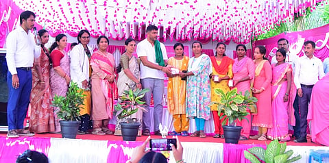 ಮಂಡ್ಯ ತಾಲೂಕು ಶಿವಳ್ಳಿ ಗ್ರಾಮ ಪಂಚಾಯಿತಿ ಆವರಣದಲ್ಲಿ ಆಯೋಜಿಸಿದ್ದ ಕಾರ್ಯಕ್ರಮದಲ್ಲಿ ಮೇಲುಕೋಟೆ ಶಾಸಕ ದರ್ಶನ್ ಪುಟ್ಟಣ್ಣಯ್ಯ ಮಹಿಳೆಯರಿಗೆ ಮುಟ್ಟಿನ ಕಪ್ ವಿತರಿಸಿದರು.