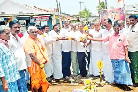 ಮಾಯಕೊಂಡ ಹೋಬಳಿ ಅತ್ತಿಗೆರೆ ಗ್ರಾಮದಲ್ಲಿ ಬುಧವಾರ ಸಿಸಿ ರಸ್ತೆ ನಿರ್ಮಾಣ ಕಾಮಗಾರಿಗೆ ಶಾಸಕ ಕೆ.ಎಸ್. ಬಸವಂತಪ್ಪ ಭೂಮಿಪೂಜೆ ನೆರವೇರಿಸಿದರು. ಪರಮೇಶ್ವರಪ್ಪ, ಎಂ.ಎಚ್. ಶಿವಣ್ಣ, ಅರುಣ್‌ಕುಮಾರ್, ಮಹಾದೇವಪ್ಪ, ಎ. ನಂದೀಶ್, ಕೆ.ಅಂಜಿನಪ್ಪ ಇತರರಿದ್ದರು. bhoomipooja