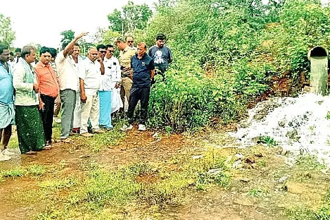 ಸಾಸ್ವೆಹಳ್ಳಿ ಏತ ನೀರಾವರಿ ಕೆರೆ ತುಂಬಿಸುವ ಯೋಜನೆಗೆ ಒಳಪಟ್ಟಿರುವ ಮಾಯಕೊಂಡ ಹೊಸಕೆರೆ ಹಾಗೂ ಕೆಂಚಾಲಪ್ಪನ ಕೆರೆಗೆ ಜಿಲ್ಲಾಧಿಕಾರಿ ಜಿ.ಎಂ. ಗಂಗಾಧರಸ್ವಾಮಿ ಭೇಟಿ ನೀಡಿ ನೀರು ಹರಿವನ್ನು ವೀಕ್ಷಿಸಿದರು. ಕೃಷ್ಣಪ್ರಸಾದ್, ಜಿ.ಬಿ. ಚನ್ನಬಸಪ್ಪ, ರುದ್ರಮುನಿ, ರಾಘವೇಂದ್ರ ಪ್ರಸಾದ್, ಡಿ.ಎಂ. ಶ್ರೀಧರಮೂರ್ತಿ ಇತರರಿದ್ದರು.Committee