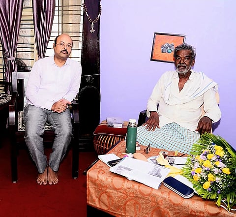 ಸಚಿವ ಡಾ.ಯತೀಂದ್ರ ಸಿದ್ದರಾಮಯ್ಯ ಶುಕ್ರವಾರ ಕುವೆಂಪು ನಗರದ ಹಿರಿಯ ಸಾಹಿತಿ ದೇವನೂರು ಮಹಾದೇವ ಅವರ ಮನೆಗೆ ಭೇಟಿ ನೀಡಿ, ಅವರ ಕುಶಲೋಪರಿ ವಿಚಾರಿಸಿದರು. 