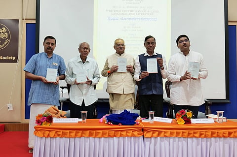 ಮಿಥಿಕ್ ಸೊಸೈಟಿಯಲ್ಲಿ ಭಾನುವಾರ ನಡೆದ ಕಾರ್ಯಕ್ರಮದಲ್ಲಿ ನಾಡೋಜ ಡಾ.ಟಿ.ವಿ.ವೆಂಕಟಾಚಲ ಶಾಸಿಯವರು ಇಂಗ್ಲಿಷ್ ಲೇಖನಗಳ ಕೃತಿಯನ್ನು ವಿಮರ್ಶಕ ಡಾ.ಸಿ.ನಾಗಣ್ಣ ಬಿಡುಗಡೆ ಮಾಡಿದರು. ಸಂಸ್ಥೆಯ ಅಧ್ಯಕ್ಷ ವಿ.ನಾಗರಾಜ್, ಕಾರ್ಯದರ್ಶಿ ಡಾ.ಎಸ್.ರವಿ ಮತ್ತಿತರರು ಉಪಸ್ಥಿತರಿದ್ದರು. 