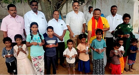 PANCHAMI ಬಸವ ಪಂಚಮಿ ನಿಮಿತ್ತ ಆಶ್ರಯ ಕಾಲೂನಿ ಮಕ್ಕಳಿಗೆ ಹಾಲು ವಿತರಿಸಲಾಯಿತು. 