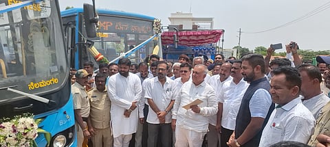 ಹೊಸಕೋಟೆ ತಾಲೂಕು ಲ್ಮಪುರ ಗೇಟ್​ ಬಳಿ ಹೊಸಕೋಟೆ&ಎಚ್​.ಕ್ರಾಸ್​ ಮಾರ್ಗಕ್ಕೆ 10 ಬಿಎಂಟಿಸಿ ವೇಗದೂತ ಬಸ್​ ಸೇವೆಗಳಿಗೆ ಸಾರಿಗೆ ಸಚಿವ ರಾಮಲಿಂಗಾರೆಡ್ಡಿ ಚಾಲನೆ ನೀಡಿದರು. ಶಾಸಕರಾದ ಹೊಸಕೋಟೆಯ ಶರತ್​ ಬಚ್ಚೇಗೌಡ, ಶಿಡ್ಲಟ್ಟದ ಬಿ.ಎನ್​. ರವಿಕುಮಾರ್​, ಬೆಂ.ಮ.ಸಾ.ಸಂಸ್ಥೆ ಅಧ್ಯಕ್ಷ ವಿ.ಎಸ್​.ಆರಾಧ್ಯ, ಉಪಾಧ್ಯಕ್ಷ ಎಂ.ನಿಕೇತ್​ರಾಜ್​, ವ್ಯವಸ್ಥಾಪಕ ನಿರ್ದೇಶಕ ಕೆ.ಬಿ. ಶಿವಕುಮಾರ್​, ಮುಖ್ಯಸಂಚಾರ ವ್ಯವಸ್ಥಾಪಕ ಜೆ.ಟಿ. ಪ್ರಭಾಕರರೆಡ್ಡಿ ಇತರರಿದ್ದರು. 