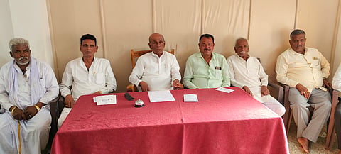 COGRESS  ನರಗುಂದದಲ್ಲಿ ಪತ್ರಿಕಾಗೋಷ್ಠಿಯಲ್ಲಿ ಮಾಜಿ ಸಚಿವ ಬಿ.ಆರ್. ಯಾವಗಲ್ ಮಾತನಾಡುತ್ತಿರುವುದು.