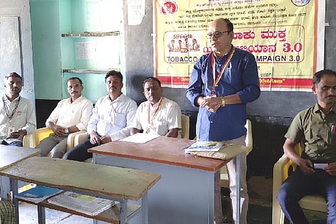 ನರಗುಂದ ತಾಲೂಕಿನ ಭೈರನಹಟ್ಟಿ ಸರ್ಕಾರಿ ಪ್ರೌಢ ಶಾಲೆಯಲ್ಲಿ ಹಮ್ಮಿಕೊಂಡಿದ್ದ (tobacco)ತಂಬಾಕು ಮುಕ್ತ ಯುವ ಅಭಿಯಾನ 3.0 ಕಾರ್ಯಕ್ರಮದಲ್ಲಿ ಐ.ಆರ್. ಗಂಜಿ ಮಾತನಾಡಿದರು. ಎಂ.ಡಿ.ಸಕ್ರಿ, ಬಿ.ಆರ್.ಮುಳ್ಳೂರ, ವಿಜಯ ಸದಲಗಿ, ಲಕ್ಷ್ಮಣ ಮಾದರ, ಇತರರಿದ್ದರು.