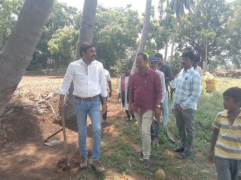 ಗಜೇಂದ್ರಗಡ ತಾಲೂಕಿನ ಶಾಂತಗೇರಿ ಗ್ರಾಮದಲ್ಲಿ ನರೇಗಾ ಕಾಮಗಾರಿ ಸ್ಥಳಕ್ಕೆ ತಾಪಂ ಇಒ ಚಂದ್ರಶೇಖರ ಕಂದಕೂರ ಭೇಟಿ ನೀಡಿ, ಕೂಲಿಕಾರರೊಂದಿಗೆ ಕೆಲ ಸಮಯ ಕೆಲಸ ಮಾಡಿದರು. ರಾಜೂರು ಪಿಡಿಒ ಎಸ್.ಎಸ್. ತೊಂಡಿಹಾಳ, ಶಾಂತಗೇರಿ ಪಿಡಿಒ ಎಸ್.ಕೆ. ಕವಡೆಲಿ, ಕೂಲಿಕಾರರು ಇದ್ದರು.