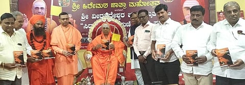 ನರೇಗಲ್ಲ ಹಿರೇಮಠದ ಜಾತ್ರಾ(Hiremath jaatre) ಮಹೋತ್ಸವದಲ್ಲಿ ಕಾಶಿ ಜಗದ್ಗುರುಗಳು ಕಾಶಿನಾಥನ ಕಾಶಿ ಯಾತ್ರೆ ಮತ್ತು ವೈದ್ಯ ಪಂ. ಕಾಶಿನಾಥ ಶಾಸ್ತ್ರಿಗಳು ಗ್ರಂಥಗಳನ್ನು ಲೋಕಾರ್ಪಣೆಗೊಳಿಸಿದರು. ವೀರಭದ್ರ ಶಿವಾಚಾರ್ಯರು, ಮಲ್ಲಿಕಾರ್ಜುನ ಶಿವಾಚಾರ್ಯರು, ಡಾ. ಕೆ. ಬಿ. ಧನ್ನೂರ, ಎಸ್. ಎಸ್. ಮೇಟಿ, ವೀರೇಶ ಕೂಗುಮಠ, ವಿ. ಕೆ. ಗುರುಮಠ ಇದ್ದರು.