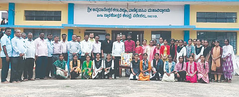ನರೇಗಲ್ಲ ಪಟ್ಟಣದ ಶ್ರೀಅನ್ನದಾನೇಶ್ವರ ಪದವಿ ಮಹಾವಿದ್ಯಾಲಯದಲ್ಲಿ ಬುಧವಾರ ಗ್ರಂಥಪಾಲಕರ ದಿನ ಆಚರಿಸಲಾಯಿತು. ಡಾ. ಕಲ್ಲಯ್ಯ ಹಿರೇಮಠ, ಭರತರಾಜ ಬಳ್ಳಾರಿ, ಎಸ್.ಬಿ. ಗೌಡರ, ಡಾ. ಸಂದೀಪಕುಮಾರ ಬಿ. ಇತರರು ಇದ್ದರು.