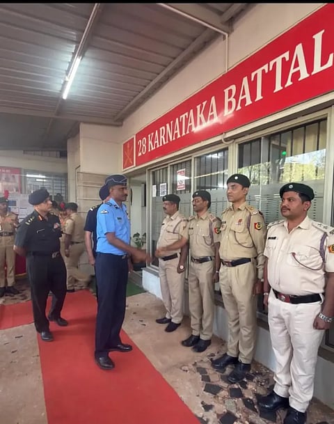 ಹುಬ್ಬಳ್ಳಿಯ 28 ಕರ್ನಾಟಕ (ncc) ಬಟಾಲಿಯನ್​ ಎನ್​ಸಿಸಿ ಘಟಕಕ್ಕೆ ಏರ್​ ಕಮೊಡೋರ್​ ಎಸ್​.ಬಿ. ಅರುಣಕುಮಾರ್​ ಭೇಟಿ ನೀಡಿದರು.