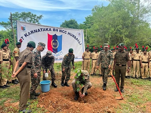 ncc environment ಹುಬ್ಬಳ್ಳಿಯ 27ನೇ ಕರ್ನಾಟಕ ಬಟಾಲಿಯನ್​ ಎನ್​ಸಿಸಿ ವಾರ್ಷಿಕ ತರಬೇತಿ ಶಿಬಿರವನ್ನು (ಎಟಿಸಿ) ಧಾರವಾಡದ ಕರ್ನಾಟಕ ವಿಶ್ವವಿದ್ಯಾಲಯದಲ್ಲಿ ನಡೆಸುತ್ತಿದ್ದು, ಶುಕ್ರವಾರ ವಿಶ್ವ ಪರಿಸರ ದಿನದ ಅಂಗವಾಗಿ ಸೇನಾ ವಿಭಾಗದ 521 ಎನ್​ಸಿಸಿ ಕೆಡೆಟ್​ಗಳಿಂದ ಸಸಿ ನೆಡುವ ಅಭಿಯಾನ ನಡೆಸಲಾಯಿತು.