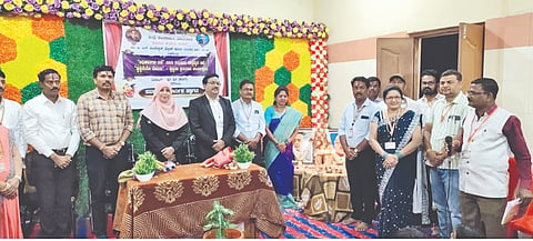  ನಿಡಗುಂದಿಯ ಡಾ. ಬಿ.ಆರ್. ಅಂಬೇಡ್ಕರ್ ಸರ್ಕಾರಿ ಮೆಟ್ರಿಕ್ ಪೂರ್ವ ಬಾಲಕರ ವಿದ್ಯಾರ್ಥಿ ನಿಲಯದಲ್ಲಿ ಸಮಾಜ ಕಲ್ಯಾಣ ಇಲಾಖೆ ಹಮ್ಮಿಕೊಂಡಿದ್ದ ಅಧಿಕಾರಿಗಳ ನಡೆ ವಸತಿ ನಿಲಯದ ವಾಸ್ತವ್ಯದ ಕಡೆ ಎಂಬ ಕಾರ್ಯಕ್ರಮವನ್ನು ತಾಪಂ ಇಒ ವೆಂಕಟೇಶ್ ವಂದಾಲ ಉದ್ಘಾಟಿಸಿದರು. ನೋಡಲ ಅಧಿಕಾರಿ ಉಪ ನಿರ್ದೇಶಕ ಮಹೇಶ ಪೋತದಾರ, ಬಸವರಾಜ ಹಂಚಲಿ, ಸಾಹಿತಿ ಮನು ಪತ್ತಾರ, ತಾಲೂಕಿನ ಸಮಾಜ ಕಲ್ಯಾಣ ಇಲಾಖೆಯ ಸಹಾಯಕ ನಿರ್ದೇಶಕ ಮಂಜು ಹಿರೇಮನಿ ಇತರರಿದ್ದಾರೆ.