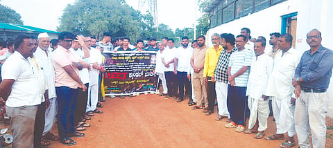 ನೀಟ್ ಪರೀಕ್ಷೆಯಲ್ಲಿನ ಅಕ್ರಮ ಖಂಡಿಸಿ ರೋಣ, ನರೇಗಲ್ಲ ಬ್ಲಾಕ್ ಕಾಂಗ್ರೆಸ್‌ನಿಂದ ಶನಿವಾರ ಕ್ಯಾಂಡಲ್ ಮಾರ್ಚ್ ನಡೆಯಿತು. ವೀರಣ್ಣ ಶೆಟ್ಟರ್, ಮುತ್ತು ನವಲಗುಂದ, ಬಸವರಾಜ ನವಲಗುಂದ, ಪ್ರಭು ಮೇಟಿ, ಬಾವಾಸಾಬ್ ಬೆಟಗೇರಿ, ಸಂಜಯ್ ದೊಡ್ಡಮನಿ, ಸೋಮು ನಾಗರಾಜ, ಅಭಿಷೇಕ ನವಲಗುಂದ, ಬಸವರಾಜ ತಳವಾರ, ದುರಗಪ್ಪ ಹಿರೇಮನಿ ಹಾಗೂ ನೂರಾರು ವಿದ್ಯಾರ್ಥಿಗಳು ಇದ್ದರು.