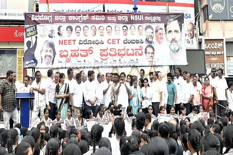 ಕೇಂದ್ರ ಶಿಕ್ಷಣ ಸಚಿವ ಧರ್ಮೇಂದ್ರ ಪ್ರಧಾನ್ ರಾಜೀನಾಮೆಗೆ ಒತ್ತಾಯಿಸಿ ಟಿ.ಸೀನಪ್ಪ ಶೆಟ್ಟಿ ವೃತ್ತದಲ್ಲಿ ಜಿಲ್ಲಾ ಕಾಂಗ್ರೆಸ್ ಹಾಗೂ ಎನ್‌ಎಸ್‌ಯುಐ ನೇತೃತ್ವದಲ್ಲಿ ನಡೆದ ಪ್ರತಿಭಟನೆಯಲ್ಲಿ ಕೆಪಿಸಿಸಿ ಪ್ರಧಾನ ಕಾರ್ಯದರ್ಶಿ ಎನ್.ರಮೇಶ್ ಮಾತನಾಡಿದರು. ಬಲ್ಕೀಶ್ ಬಾನು, ಆರ್.ಪ್ರಸನ್ನಕುಮಾರ್, ಎಚ್.ಎಸ್.ಸುಂದರೇಶ್, ಎಸ್.ರವಿಕುಮಾರ್, ಇಸ್ಮಾಯಿಲ್ ಖಾನ್, ಶ್ವೇತಾ ಬಂಡಿ, ಕಲಗೋಡು ರತ್ನಾಕರ್, ಶ್ರೀನಿವಾಸ್ ಕರಿಯಣ್ಣ, ರಮೇಶ್ ಶಂಕರಘಟ್ಟ, ವಿಜಯ್ಕುಮಾರ್ ಇತರರಿದ್ದರು.