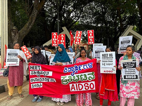 ತುಮಕೂರಿನಲ್ಲಿ ನೀಟ್​ ಅಕ್ರಮ ಹಿನ್ನೆಲೆ ಎನ್​ಟಿಎ ರದ್ದುಪಡಿಸುವಂತೆ ಆಗ್ರಹಿಸಿ ಎಐಡಿಎಸ್​ಒ ನೇತೃತ್ವದಲ್ಲಿ ಪ್ರತಿಭಟಿಸಲಾಯಿತು.