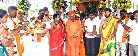 ನೆಲಮಂಗಲ ತಾಲೂಕಿನ ಜ್ಯೋಗಿಪಾಳ್ಯ ಉದ್ಭವ ಕಾಡು ಮಲ್ಲೇಶ್ವರ ಸ್ವಾಮಿ ದೇಗುಲ ಆವರಣದಲ್ಲಿ ಹಮ್ಮಿಕೊಂಡಿದ್ದ ಕಾರ್ಯಕ್ರಮದಲ್ಲಿ ಶ್ರೀ ಚನ್ನಬಸವ ಸ್ವಾಮೀಜಿ, ಶಾಸಕ ಎನ್​. ಶ್ರೀನಿವಾಸ್​ನೆ.ಯೋ.ಪ್ರಾಧಿಕಾರ ಅಧ್ಯಕ್ಷ ಎಂ.ಕೆ.ನಾಗರಾಜು, ಮಾಜಿ ಅಧ್ಯಕ್ಷ ಎಂ.ನಾರಾಯಣ್​ಗೌಡ, ಟಿಎಪಿಸಿಎಂಎಸ್​ ಅಧ್ಯಕ್ಷ ಹನುಮಂತರಾಜು, ಬ್ಲಾಕ್​ ಕಾಂಗ್ರೆಸ್​ ಉಪಾಧ್ಯಕ್ಷ ಸಿ.ಎಂ.ಗೌಡ, ಉದ್ಯಮಿ ಚಿಕ್ಕೇಗೌಡ, ನಾರಾಯಣ್​ಸ್ವಾಮಿ ಇತರರು ಇದ್ದರು.