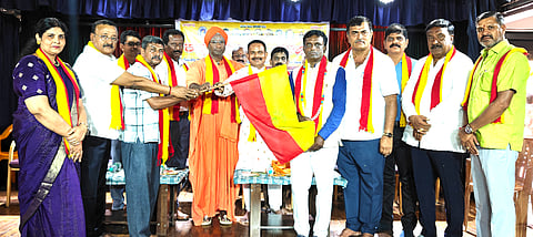 ನೆಲಮಂಗಲದ ದಿವ್ಯಜ್ಯೋತಿ ಸಭಾಂಗಣದಲ್ಲಿ ತಾಲೂಕು ಕಸಾಪದಿಂದ ಆಯೋಜಿಸಿದ್ದ ಅಧಿಕಾರ ಸ್ವೀಕಾರ ಹಾಗೂ ಕಾರ್ಯಕ್ರಮ ಪಟ್ಟಿ ಬಿಡುಗಡೆ ಸಮಾರಂಭದಲ್ಲಿ ನಿಟಕಪೂರ್ವ ಅಧ್ಯಕ್ಷ ಪ್ರಕಾಶ್​ ಅವರು ನಿವೃತ್ತ ಶಿಕ್ಷಕ ಕೆ.ಬಿ.ಸದಾನಂದಾರಾಧ್ಯ ಅವರಿಗೆ ಕನ್ನಡ ಬಾವುಟ ನೀಡಿ ಅಧಿಕಾರ ಹಸ್ತಾಂತರ ಮಾಡಿದರು. ನಗರಸಭೆ ಅಧ್ಯಕ್ಷ ಎನ್​.ಗಣೇಶ್​, ಹಿರಿಯ ಸಾಹಿತಿ ಮಣ್ಣೆಮೋಹನ್​, ಗೋಪಾಲ್​, ನೆ.ಯೋ.ಪ್ರಾಧಿಕಾರ ಮಾಜಿ ಅಧ್ಯಕ್ಷ ಹೇಮಂತ್​ಕುಮಾರ್​, ಬಿಇಒ ರಮೇಶ್​ ಇದ್ದರು.  