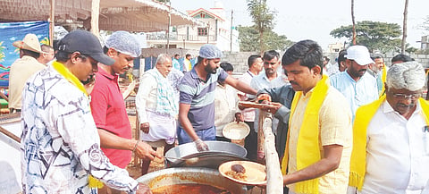 ನಾಟಿ ಕೋಳಿ ಬಾಡೂಟ ಮುಗಿಬಿದ್ದ ಜನರು 