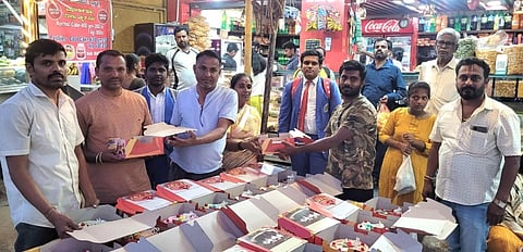 ನೆಲಮಂಗಲದ ಪವಾಡ ಶ್ರೀ ಬಸವಣ್ಣ ದೇವರ ಮಠದ ಮುಖ್ಯರಸ್ತೆಯ ಶ್ರೀ ರಾಮ್​ ಬೇಕರಿಯಲ್ಲಿ ಕೇರ್​ ಖರೀದಿಸುತ್ತಿರುವ ಸಾರ್ವಜನಿಕರು.