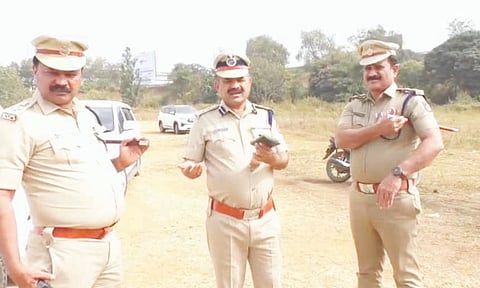 ಮಾದನಾಯಕನಹಳ್ಳಿ ಠಾಣೆ ಆರಕ್ಷಕ ನಿರೀಕ್ಷಕ ಮುರಳೀಧರ್​ ಸ್ಥಳ ಪರಿಶೀಲನೆ