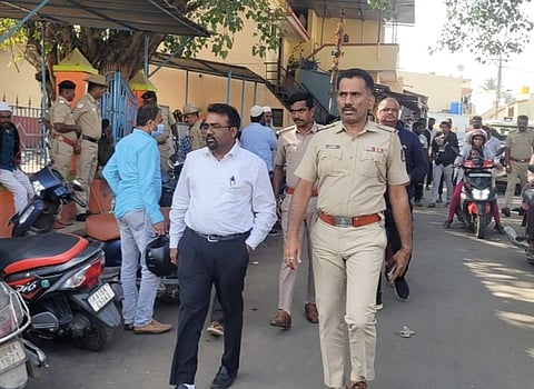 ನೆಲಮಂಗಲದಲ್ಲಿ ರಸ್ತೆ ಅಪಘಾತದಲ್ಲಿ ಗಾಯಗೊಂಡಿದ್ದ ತಬ್ರೇಜ್​ ಮೃತಪಟ್ಟ ಹಿನ್ನೆಲೆ ತಹಸೀಲ್ದಾರ್​ ಮಲ್ಲೇಶ್​ ಬೀರಪ್ಪ ಪೂಜಾರ್​ ಸ್ಥಳಕ್ಕೆ ಭೇಟಿ ನೀಡಿದರು. 