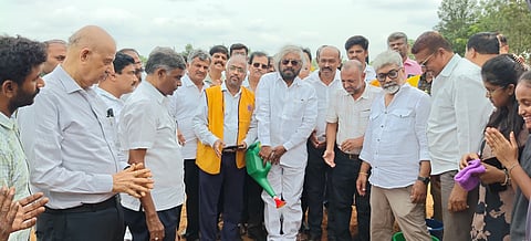 ನೆಲಮಂಗಲದ ಗೋರಿನಬೆಲೆ ಗೋಲ್ಡನ್​ ರೇ ಇಂಟರ್​ ನ್ಯಾಷನಲ್​ ಪಬ್ಲಿಕ್​ ಶಾಲೆಯಲ್ಲಿ ಹಮ್ಮಿಕೊಂಡಿದ್ದ ಕಾರ್ಯಕ್ರಮವನ್ನು ಸಚಿವ ಈಶ್ವರ್​ ಖಂಡ್ರೆ ಉದ್ಘಾಟಿಸಿದರು. ಬಮುಲ್​ ನಿರ್ದೇಶಕ ಭವಾನಿಶಂಕರ್​ ಬೈರೇಗೌಡ, ಕ್ಷೇತ್ರ ಶಿಕ್ಷಣಾಧಿಕಾರಿ ಕೆ.ಸಿ.ರಮೇಶ್​, ತಾಲೂಕು ಪಂಚಾಯಿತಿ ಇಒ ಡಾ.ಬಿಂದು, ಸಿಡಿಪಿಒ ನಾಗೇಶ್​, ನಗರಸಭೆ ನಿಟಕಪೂರ್ವ ಅಧ್ಯಕ್ಷೆ ಪೂರ್ಣಿಮಾ ಸುಗ್ಗರಾಜು, ಇತರರು ಇದ್ದರು. 