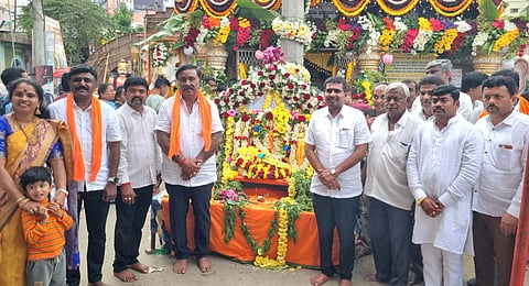 ನೆಲಮಂಗಲದ ವೀರಾಂಜನೇಯಸ್ವಾಮಿ ದೇವಾಲಯಕ್ಕೆ ಶಾಸಕ ಎನ್​.ಶ್ರೀನಿವಾಸ್​ ಭೇಟಿ ನೀಡಿ ದರ್ಶನ ಪಡೆದರು.
