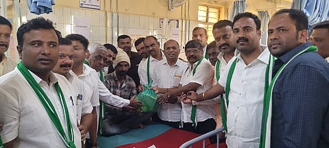 ನಗರದ ಸಾರ್ವಜನಿಕ ಆಸ್ಪತ್ರೆ ರೋಗಿಗಳಿಗೆ ಜೆಡಿಎಸ್​ನಿಂದ ಹಣ್ಣು ವಿತರಣೆ.
