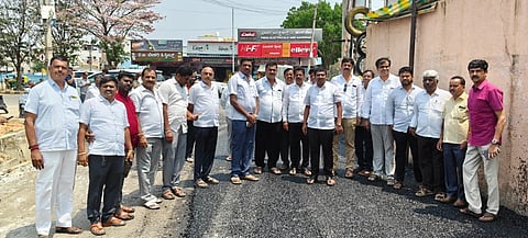 ನಗರಸಭೆ 15ನೇ ಹಣಕಾಸು ಯೋಜನೆಯಡಿ ಅನುದಾನದಲ್ಲಿ ರಸ್ತೆ ಡಾಂಬರೀಕರಣ ಕಾಮಗಾರಿ ನಡೆಯುತ್ತಿದ್ದು, ಮಂಗಳವಾರ ಬೆಳಗ್ಗೆ ನಗರಸಭೆ ಅಧ್ಯಕ್ಷರು ಸದಸ್ಯರೊಂದಿಗೆ ಆಗಮಿಸಿದ ಶಾಸಕ ಎನ್​.ಶ್ರೀನಿವಾಸ್​ ಕಾಮಗಾರಿ ಗುಣಮಟ್ಟ ಪರಿಶೀಲನೆ ನಡೆಸಿದರು.