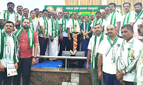 ನೆಲಮಂಗಲದ ಎಂವಿಎಂ ಕಲ್ಯಾಣ ಮಂಟಪದಲ್ಲಿ ಆಯೋಜಿಸಿದ್ದ ಬಿಎಲ್​ಒ&-2 ಕಾರ್ಯಾಗಾರದಲ್ಲಿ ವಿಧಾನ ಪರಿಷತ್​ ಮಾಜಿ ಸದಸ್ಯ ಇ.ಕೃಷ್ಣಪ್ಪ, ಬಮುಲ್​ ನಿರ್ದೇಶಕ ಭವಾನಿಶಂಕರ್​ಬೈರೇಗೌಡ, ನಗರಸಭೆ ಸದಸ್ಯ ಶಿವಕುಮಾರ್​, ಅಂಜನಮೂರ್ತಿ, ಪುಷ್ಪಲತಾ ಮಾರೇಗೌಡ, ಜೆಡಿಎಸ್​ ತಾಲೂಕು ಅಧ್ಯಕ್ಷ ತಿಮ್ಮರಾಯಪ್ಪ, ಕಾರ್ಯಾಧ್ಯಕ್ಷ ಬೂದಿಹಾಲ್​ರಾಜು ಇತರರು ಇದ್ದರು. 