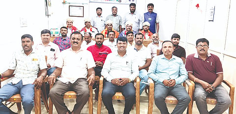 ನೆಲಮಂಗಲದ ರೋಟರಿ ಬೆಂಗಳೂರು ಅರುಣೋದಯ ಕಚೇರಿಯಲ್ಲಿ ಆಯೋಜಿಸಿದ್ದ ಕಾರ್ಯಕ್ರಮದಲ್ಲಿ ವೈದ್ಯರು, ಲೆಕ್ಕ ಪರಿಶೋಧಕರು ಹಾಗೂ ಪರ್ತಕರ್ತರನ್ನು ಸನ್ಮಾನಿಸಲಾಯಿತು. ರೋಟರಿ ಅರುಣೋದಯ ಸಂಸ್ಥೆಯ ಜಂಟಿ ಕಾರ್ಯದರ್ಶಿ ನಟರಾಜು, ಖಜಾಂಚಿ ಪ್ರಸನ್ನಕುಮಾರ್​, ಉಪಾಧ್ಯಕ್ಷ ಕಿರಣ್​ಕುಮಾರ್​ ಇತರರು ಇದ್ದರು.