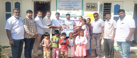 ನೆಲಮಂಗಲದ ಸುಭಾಷನಗರದಲ್ಲಿ ಶಿಶು ಪಾಲನಾ ಕೇಂದ್ರದಲ್ಲಿ ರೋಟರಿ ಬೆಂಗಳೂರು ಅರುಣೋದಯ ಸಂಸ್ಥೆಯಿಂದ ಆಯೋಜಿಸಿದ್ದ ವಾಟರ್​ ಪ್ಲಾಂಟ್​ ವಿತರಣಾ ಕಾರ್ಯಕ್ರಮದಲ್ಲಿ ಸಂಸ್ಥೆ ಅಧ್ಯಕ್ಷ ಗಂಗಣ್ಣ ಪ್ಲಾಂಟ್​ ವಿತರಿಸಿದರು. ಅರುಣೋದಯ ಸಂಸ್ಥೆ ಕಾರ್ಯದರ್ಶಿ ಸಿ.ಕೇಶವಮೂರ್ತಿ, ಖಜಾಂಚಿ ಕಿರಣಕುಮಾರ್​, ಉಪಾಧ್ಯಕ್ಷ ಸುರೇಶ್​ ಇದ್ದರು.  