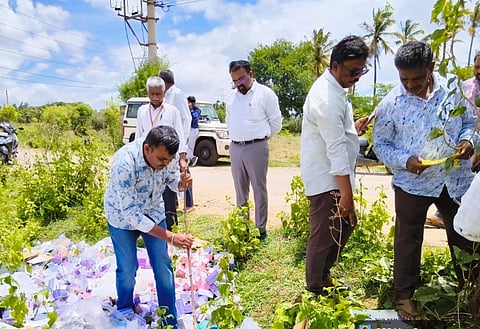 ನೆಲಮಂಗಲ ವ್ಯಾಪ್ತಿಯ ಮಲ್ಲಾಪುರ ಕೆರೆ ಬಳಿ ಬಿಸಾಡಿರುವ ವೈದ್ಯಕಿಯ ತ್ಯಾಜ್ಯವನ್ನು ತಹಸೀಲ್ದಾರ್​ ಮಲ್ಲೇಶ್​ ಬೀರಪ್ಪ ಪೂಜಾರ್​ ಪರಿಶೀಲಿಸಿದರು. ಆರೋಗ್ಯ ಇಲಾಖೆ ಆರೋಗ್ಯ ನಿರಿಕ್ಷಕ ಶೈಲೇಂದ್ರ, ನಗರಸಭೆ ಆರೋಗ್ಯ ನಿರೀಕ್ಷಕ ಉಮೇಶ್​, ರಾಜಸ್ವ ನಿರೀಕ್ಷಕ ಚಂದ್ರಶೇಖರ್​, ಗ್ರಾಮ ಆಡಳಿತಾಧಿಕಾರಿ ರೋಹಿತ್​ ಇತರರು ಇದ್ದರು.