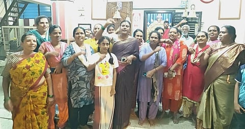 ನೆಲಮಂಗಲದ ರೇಣುಕಾನಗರದ ಬಲಮುರಿ ಗಣಪತಿ ದೇವಾಲಯದಲ್ಲಿ ಬಿಜೆಪಿ ಮಹಿಳಾ ಮೋರ್ಚಾದಿಂದ ವಿಶೇಷ ಪೂಜೆ ಸಲ್ಲಿಸಲಾಯಿತು. ಬಿಜೆಪಿ ಮಹಿಳಾ ಮೋರ್ಚಾ ಉಪಾಧ್ಯಕ್ಷೆ ಮಂಜುಳಾ, ಸದಸ್ಯೆ ಶಾರದಾ, ಸುಮಲತಾ, ಗೀತಾರಾಧಾ ಇದ್ದರು. 
