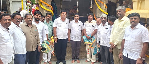 ನೆಲಮಂಗಲದ ಕಾಶಿವಿಶ್ವನಾಥ ದೇಗುಲದಲ್ಲಿ ಶಾಸಕ ಎನ್​.ಶ್ರೀನಿವಾಸ್​ ನೇತೃತ್ವದಲ್ಲಿ ವಿಶೇಷ ಪೂಜೆ ಹಮ್ಮಿಕೊಳ್ಳಲಾಗಿತ್ತು. ನಗರಸಭೆ ಅಧ್ಯಕ್ಷ ಎನ್​.ಗಣೇಶ್​ ಇತರರು ಭಾಗವಹಿಸಿದ್ದರು. 