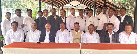 ನೆಲಮಂಗಲದ ಅರಿಶಿನಕುಂಟೆ ಬಳಿ ತಾಲೂಕು ವಕೀಲರ ಸಮೂಹದಿಂದ ಆಯೋಜಿಸಿದ್ದ ಸುದ್ದಿಗೋಷ್ಠಿಯಲ್ಲಿ ವೃಷಭಾವತಿ ಹೋರಾಟ ಸಮಿತಿ ಅಧ್ಯಕ್ಷ ಅನ್ನದಾನಯ್ಯ, ಪ್ರಧಾನ ಕಾರ್ಯದರ್ಶಿ ಕನಕರಾಜು, ವಕೀಲರಾದ ಸುರೇಂದ್ರನಾಥ್​, ಮಂಜುನಾಥ್​, ರಾಮೇಗೌಡ ಇದ್ದರು. 