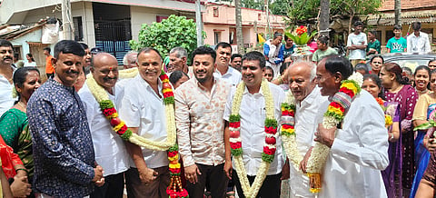 ನೆಲಮಂಗಲ ಉತ್ಸವ ಹಿನ್ನೆಲೆಯಲ್ಲಿ ಆಯೋಜಿಸಿದ್ದ ರಂಗೋಲಿ ಸ್ಪರ್ಧೆಯಲ್ಲಿ ವಿಜೇತ ಮಹಿಳೆಯರಿಗೆ ಶಾಸಕ ಎನ್​.ಶ್ರೀನಿವಾಸ್​ ಬಹುಮಾನ ವಿತರಿಸಿದರು. ನಗರಸಭೆ ಅಧ್ಯಕ್ಷ ಎನ್​.ಗಣೇಶ್​, ಸದಸ್ಯ ಪುರುಷೋತ್ತಮ್​, ನರಸಿಂಹಮೂರ್ತಿ, ಪೌರಾಯುಕ್ತ ಗಂಗಾಧರ್​, ಆರೋಗ್ಯ ನಿರೀಕ್ಷಕಿ ಬಿಜಿ ಇತರರು ಇದ್ದರು.