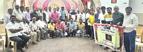 ನೆಲಮಂಗಲದ ನಗರಸಭೆ ವ್ಯಾಪ್ತಿಯ ಕೆಂಪಲಿಂಗನಹಳ್ಳಿ ಆಯೋಜಿಸಿದ್ದ ರೋಟರಿ ಸಂಸ್ಥಾಪಕ ದಿನಾಚರಣೆಯಲ್ಲಿ ಅಧ್ಯಕ್ಷ ಜಿ.ಆರ್​.ನಾಗರಾಜು, ರೋಟರಿ ಕಾರ್ಯದರ್ಶಿ ಆರ್​.ರವಿಕುಮಾರ್​, ಜಂಟಿ ಕಾರ್ಯದರ್ಶಿ ಸೋಮಶೇಖರ್​, ಟ್ರಸ್ಟ್​ ಅಧ್ಯಕ್ಷ ಎಂ.ಎನ್​.ಹರೀಶ್​ ಕುಮಾರ್​, ವಲಯ ರಾಯಭಾರಿ ಮಂಜುನಾಥ್​ಪಾಟೀಲ್​ ಇತರರು ಇದ್ದರು. 