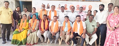 ನೆಲಮಂಗಲ ನಗರದ ಪವಾಡ ಶ್ರೀ ಬಸವಣ್ಣ ದೇವರ ಮಠದಲ್ಲಿ ಹಿಂದೂ ಸಮಾಜೋತ್ಸವ ಸಮಿತಿಯಿಂದ ಆಯೋಜಿಸಿದ್ದ ಸಭೆಯಲ್ಲಿ ಜಗದೀಶ್​ಚೌಧರಿ, ಸತೀಶ್​, ರಾಮಕೃಷ್ಣಪ್ಪ, ಕೆ.ಪಿ.ಬೃಂಗೇಶ್​ ಇತರರು ಇದ್ದರು.