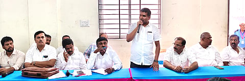ನೆಲಮಂಗಲದ ಕುಣಿಗಲ್​ ಬೈಪಾಸ್​ನಲ್ಲಿರುವ ಪಕ್ಷದ ಕಚೇರಿಯಲ್ಲಿ ಆಯೋಜಿಸಿದ್ದ ಪಕ್ಷದ ಮುಖಂಡರು, ಕಾರ್ಯಕರ್ತರ ಸಭೆಯಲ್ಲಿ ಶಾಸಕ ಎನ್​.ಶ್ರೀನಿವಾಸ್​ ಮಾತನಾಡಿದರು. ನಗರಸಭೆ ಅಧ್ಯಕ್ಷ ಎನ್​.ಗಣೇಶ್​, ಉಪಾಧ್ಯಕ್ಷ ಆನಂದ್​, ಸದಸ್ಯ ಸಿ.ಪ್ರದಿಪ್​, ಪುರುಷೋತ್ತಮ್​, ನೆ.ಯೋ.ಪ್ರಾಧಿಕಾರ ಮಾಜಿ ಅಧ್ಯಕ್ಷ ಎಂ.ನಾರಾಯಣ್​ಗೌಡ ಇದ್ದರು.