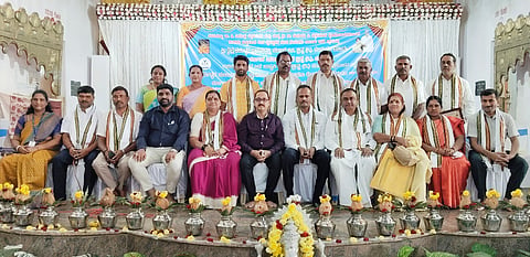 ನೆಲಮಂಗಲದ ಶ್ರೀ ವೀರಭದ್ರೇಶ್ವರ ಪ್ರಾಥನಾ ಮಂದಿರ ಕವಾಡಿ ಮಠದಲ್ಲಿ ಆಯೋಜಿಸಿದ್ದ ಮದ್ಯವರ್ಜನ ಶಿಬಿರ ಸಮಾರೋಪದಲ್ಲಿ ಧರ್ಮಸ್ಥಳ ಗ್ರಾಮಾಭಿವೃದ್ಧಿ ಯೋಜನೆ ಬಿ.ಸಿ ಟ್ರಸ್ಟ್​ ಪ್ರಾದೇಶಿಕ ನಿರ್ದೇಶಕ ಎಂ.ಸೀನಪ್ಪ, ಜಿಲ್ಲಾ ನಿರ್ದೇಶಕ ಉಮರಬ್ಬ, ಜಿಲ್ಲಾ ಮೇಲ್ವಿಚಾರಕ ದರ್ಶನ, ತಾಲೂಕು ನಿರ್ದೇಶಕಿ ಸುಜಾತಾ ಶೆಟ್ಟಿ ಇದ್ದರು,