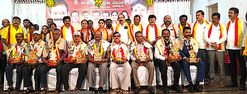 ನೆಲಮಂಗಲದ ವೀರಭದ್ರ ಪ್ರಾಥನಾ ಮಂದಿರ ಕವಾಡಿಮಠದಲ್ಲಿ ಆಯೋಜಿಸಿದ್ದ ಕಾರ್ಯಕ್ರಮದಲ್ಲಿ ನಿವೃತ್ತ ಯೋಧರು, ಶಿಕ್ಷಕರು ಹಾಗೂ ಮಹಿಳಾ ಪೌರಕಾರ್ಮಿಕರನ್ನು ಸನ್ಮಾನಿಸಲಾಯಿತು. ರಾಜ್ಯ ಪರಿಶಿಷ್ಟ ಜಾತಿ ಮತ್ತು ವರ್ಗಗಳ ಅಲೆಮಾರಿ ಅಭಿವೃದ್ಧಿ ನಿಗಮದ ಅಧ್ಯಕ್ಷೆ ಪಲ್ಲವಿ, ನೆ.ಯೋ.ಪ್ರಾಧಿಕಾರ ಅಧ್ಯಕ್ಷ ಎಂ.ಕೆ.ನಾಗರಾಜು, ಮಾಜಿ ಸದಸ್ಯ ವಾಸು, ನಗರಸಭೆ ಅಧ್ಯಕ್ಷ ಎನ್​.ಗಣೇಶ್​ ಇದ್ದರು.