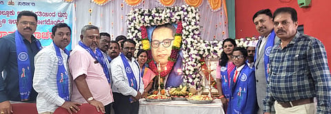 ನೆಲಮಂಗಲದ ಡಾ.ಅಂಬೇಡ್ಕರ್​ ಭವನದಲ್ಲಿ ಆಯೋಜಿಸಿದ್ದ ಸಂವಿಧಾನ ದಿನಾಚರಣೆಯಲ್ಲಿ ತಹಸೀಲ್ದಾರ್​ ಮಲ್ಲೇಶ್​ಬೀರಪ್ಪ ಪೂಜಾರ್​, ತಾಪಂ ಕಾರ್ಯನಿರ್ವಾಣಾಧಿಕಾರಿ ಡಾ.ಬಿಂದು, ಕ್ಷೇತ್ರ ಶಿಕ್ಷಣಾಧಿಕಾರಿ ಕೆ.ಸಿ.ರಮೇಶ್​, ನಗರಸಭೆ ಪೌರಾಯುಕ್ತ ಗಂಗಾಧರ್​ ಇದ್ದರು.