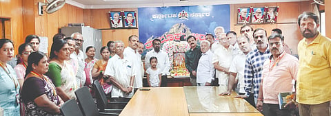 ನೆಲಮಂಗಲದ ತಾಲೂಕು ಕಚೇರಿಯಲ್ಲಿ ಆಯೋಜಿಸಿದ್ದ ಛತ್ರಪತಿ ಶಿವಾಜಿ ಮಹಾರಾಜರ ಜಯಂತಿಯಲ್ಲಿ ವಿಶೇಷ ತಹಸೀಲ್ದಾರ್​ ಸಂಧ್ಯಾ, ರಾಜಸ್ವ ನಿರೀಕ್ಷಕ ಚಂದ್ರಶೇಖರ್​, ಗ್ರಾಮ ಆಡಳಿತಾಧಿಕಾರಿ ಮಾರುತಿ, ರಘುಪತಿ, ಜೈ ಅಂಬ ಅಬಾನಿ ಕ್ಷತ್ರೀಯ ಮರಾಠ ಸಂಘದ ಕಾರ್ಯದರ್ಶಿ ಮುಕುಂದರಾವ್​ ಇದ್ದರು.