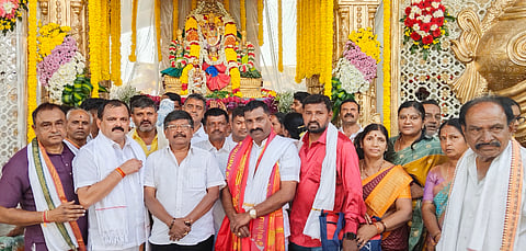 ಬಸವನಹಳ್ಳಿಯ ಶ್ರೀ ಲಕ್ಷ್ಮೀ ವೆಂಕಟರಮಣ ಸ್ವಾಮಿ ದೇಗುಲಗಳಲ್ಲಿ ವೈಕುಂಠ ಏಕಾದಶಿ ಮಹೋತ್ಸವ ಅದ್ದೂರಿಯಾಗಿ ಆಚರಣೆ ಮಾಡಲಾಯಿತು. ಮಾಜಿ ಶಾಸಕ ಡಾ.ಕೆ.ಶ್ರೀನಿವಾಸಮೂರ್ತಿ ಇತರರು ಇದ್ದರು.