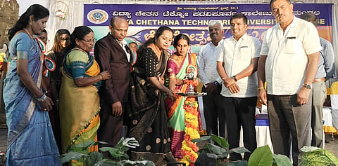 ನೆಲಮಂಗಲದ ಶ್ರೀ ವೀರಭದ್ರೇಶ್ವರ ಪ್ರಾರ್ಥನಾ ಮಂದಿರ ಕವಾಡಿ ಮಠದಲ್ಲಿ ಆಯೋಜಿಸಿದ್ದ ಕಾಲೇಜು ವಾರ್ಷಿಕೋತ್ಸವ ಹಾಗೂ ಪ್ರತಿಭಾ ಪುರಸ್ಕಾರ ಸಮಾರಂಭವನ್ನು ಶಾಸಕ ಎನ್​.ಶ್ರೀನಿವಾಸ್​ ಉದ್ಘಾಟಿಸಿದರು. ನಗರಸಭೆ ನಿಕಟಪೂರ್ವ ಅಧ್ಯಕ್ಷೆ ಎನ್​.ಎಸ್​.ಪೂರ್ಣಿಮಾ ಸುಗ್ಗರಾಜು, ಕಾಂಗ್ರೆಸ್​ ತ್ಯಾಮಗೊಂಡ್ಲು ಬ್ಲಾಕ್​ ಅಧ್ಯಕ್ಷ ಹನುಮಂತೇಗೌಡ, ಪ್ರಾಂಶುಪಾಲ ಮಹದೇವಯ್ಯ ಇದ್ದರು. 