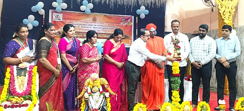 ನೆಲಮಂಗಲದ ಪವಾಡ ಶ್ರೀ ಬಸವಣ್ಣ ದೇವರ ಮಠದಲ್ಲಿ ಆಯೋಜಿಸಿದ್ದ ತಾಲೂಕು ಮಟ್ಟದ ಮಹಿಳಾ ವಿಚಾರಗೋಷ್ಠಿ ಕಾರ್ಯಕ್ರಮವನ್ನು ಶ್ರೀ ಸಿದ್ದಲಿಂಗಸ್ವಾಮೀಜಿ ಉದ್ಘಾಟಿಸಿದರು. ಜನಜಾಗೃತಿ ವೇದಿಕೆ ನಿಟಕಪೂರ್ವ ಅಧ್ಯಕ್ಷ ವಿ.ರಾಮಸ್ವಾಮಿ, ಜಿಲ್ಲಾ ಮಾಜಿ ಅಧ್ಯಕ್ಷೆ ವೀಣಾರಮೇಶ್​, ಗ್ರಾಮಾಭಿವೃದ್ಧಿ ಬಿಸಿ ಟ್ರಸ್ಟ್​ ಜಿಲ್ಲಾ ನಿರ್ದೇಶಕ ಉಮರಬ್ಬ, ಯೋಜನಾಧಿಕಾರಿಗಳಾದ ಸುಜಾತಾ ಶೆಟ್ಟಿ, ಸಂಗೀತಾ, ಸುಕೇಶ್​, ಪ್ರಾದೇಶಿಕ ಕಚೇರಿ ಜ್ಞಾನವಿಕಾಸ ಇತರರು ಇದ್ದರು. 